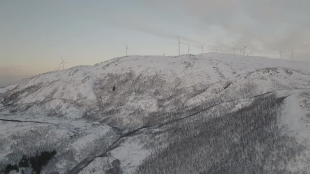 Turbine Eoliche Energia Rinnovabile Cima Alla Montagna Innevata Energia Pulita — Video Stock