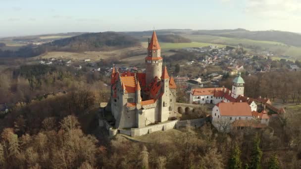 Fortaleza Aérea Disparada Castillo Bouzov Hrad Moravia República Checa — Vídeos de Stock