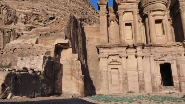 Antik Petra Unesco Şehrinde Oyulmuş Eski Tapınak Kayası — Stok video