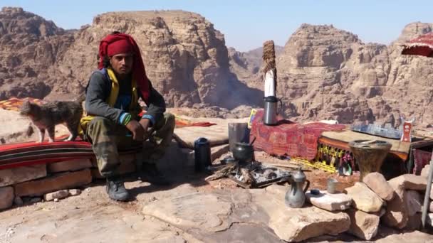 Beduin Preparando Chá Com Pedra Vermelha Montanhas Rochosas Paisagem Antiga — Vídeo de Stock