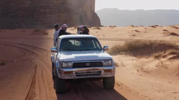 乘坐四轮驱动越野车环绕中东著名旅游胜地月球谷游览的导游员 — 图库视频影像