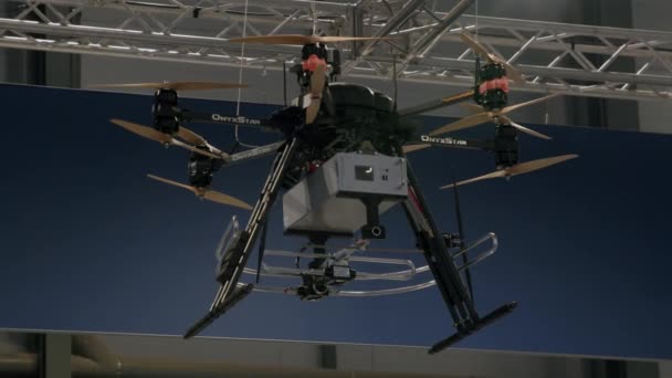 Schwarze Drohne Onyxstar Großaufnahme Ausgestellt Kongress Der Flugsicherung Powder Schaut — Stockvideo