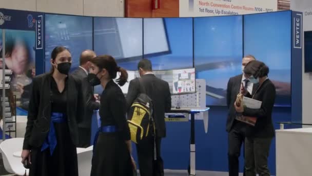 Male Professional Facing Large Screen Sampling Modern Technology Busy Convention — Vídeo de stock