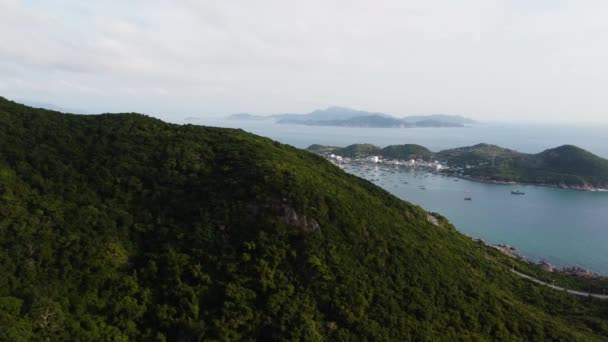 Waldhügel Der Küste Vietnams Mit Majestätischem Blick Auf Die Insel — Stockvideo
