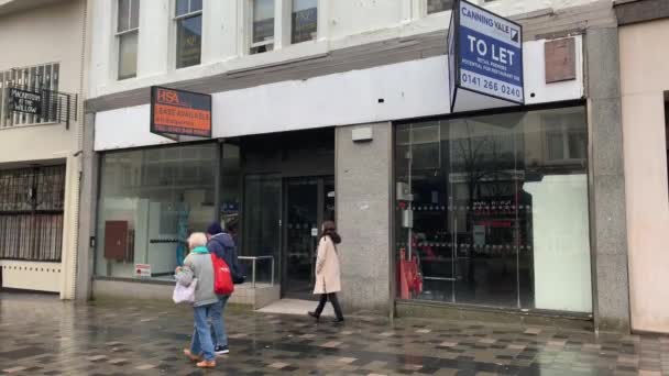 Gente Que Pasa Por Una Tienda Vacía Glasgow — Vídeo de stock