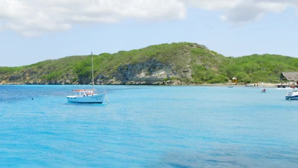Fishing Boat Anchored Beachin Tropical Bay Boka Sami Caribbean Island — Stockvideo