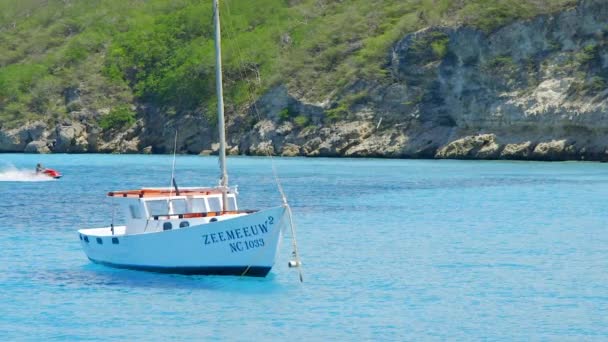 Fahalászhajó Horgonyzott Gyönyörű Öbölben Boka Sami Mint Egy Jet Ski — Stock videók