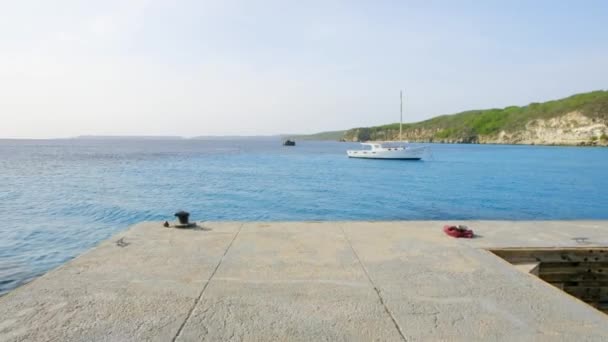 リアルタイム ビキニを着た2人の若い女の子が キュラソー島の熱帯カリブ海の海に走り 一緒に飛び込みます 撃たれて — ストック動画