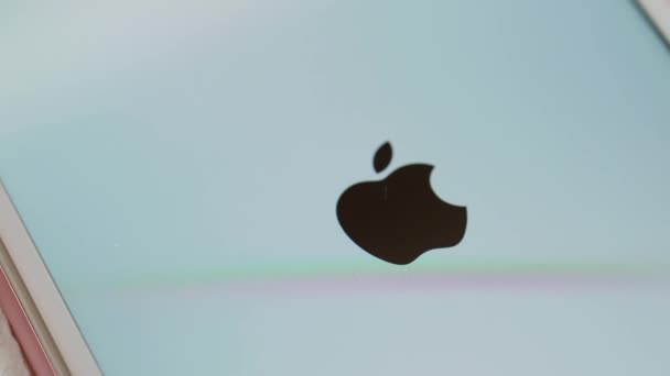 Iphone User Powering Mostrando Logotipo Apple Seu Telefone Celular Existem — Vídeo de Stock