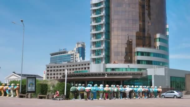 Kesatuan Pernyataan Politik Instalasi Seni Depan Mazhilis Parlemen Kazakhstan — Stok Video