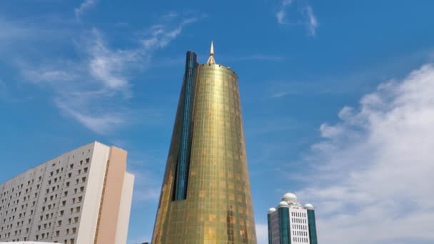 哈萨克斯坦努尔苏丹的Golden Boulevard旅游大楼 — 图库视频影像
