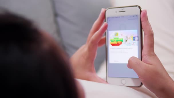 Een Vrouw Bestellen Van Voedsel Een Telefoon App Met Thuisbezorging — Stockvideo
