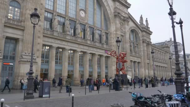 巴黎北部车站Gare Nord前的人员和交通 — 图库视频影像