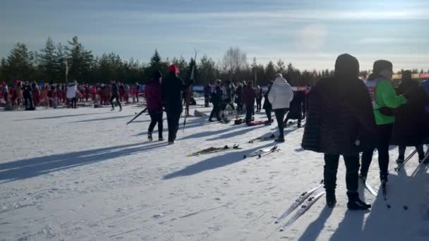 在Tjejvasan越野滑雪比赛前夕 为女滑雪者提供Vasloppet — 图库视频影像
