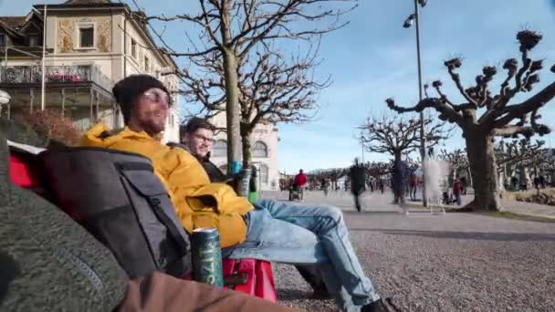 Trois Jeunes Milléniaux Hommes Buvant Bière Sur Lieu Touristique Bondé — Video