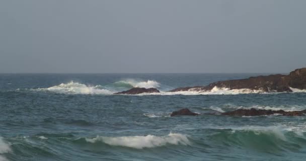 波がフィストラル湾のロッキー海岸を砕き ニューキー イングランド スローモーション — ストック動画