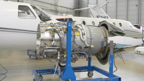 Langzame Pan Rechts Schot Van Jet Engine Onderhoud — Stockvideo