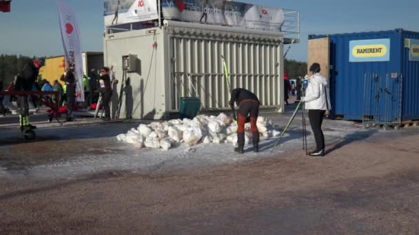 Skier Waxing Skis Just Tjejvasan Cross Ski Race Competition — Stockvideo