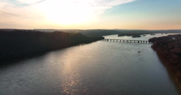 Красивая Природа Выводит Мост Через Широкую Реку Восходе Солнца Воздушный — стоковое видео
