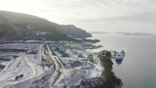 Cargo Ship Docked Aggregate Quarry Open Pit Stockpile Aerial — Vídeos de Stock