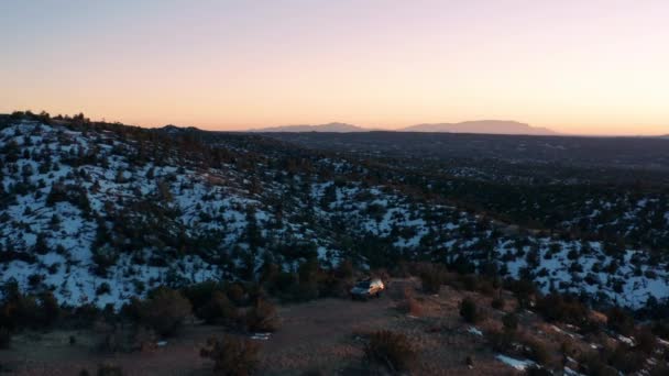 Aerial Orbits Suv Parked Scenic Overlook Desert National Forest — 비디오