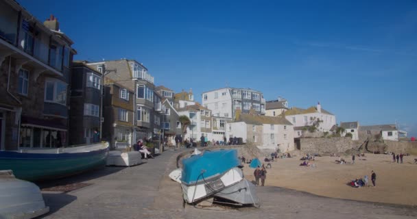 Vue Bateau Pêche Envers Ives Rangée Maisons Portuaires Personnes Sur — Video