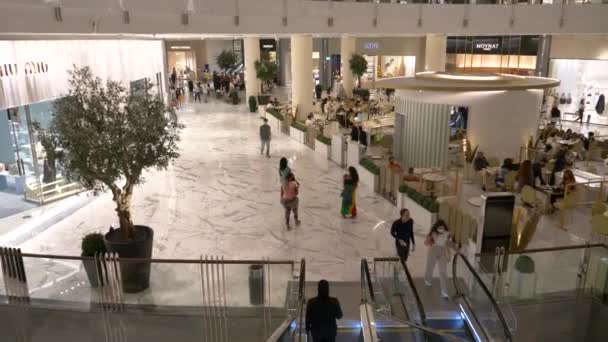 走在迪拜购物中心的自动扶梯下 戴着面具的人 Walker Pov — 图库视频影像
