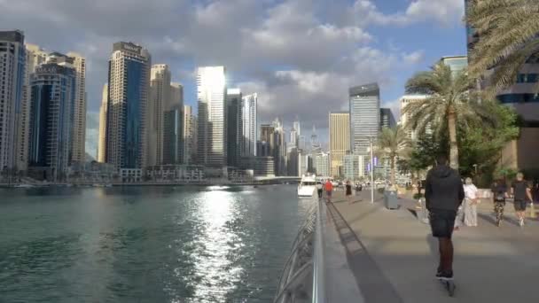 Menschen Der Promenade Dubai Marina Mit Hochhäusern Und Wolkenkratzern Dubai — Stockvideo