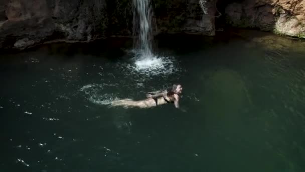 Дівчина Плаває Відпочиває Екзотичному Водоспаді Подорожує — стокове відео