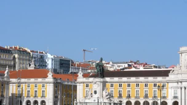 Avión Acercándose Aeropuerto Lisboa Detrás Impresionante Vista Rua Augusta Arch — Vídeos de Stock