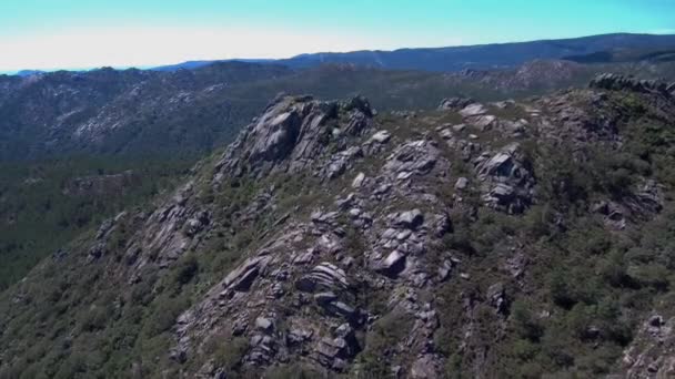 Aerial View Rocky Hillside Esteiro Španělsko Dolly Back Založení Shot — Stock video