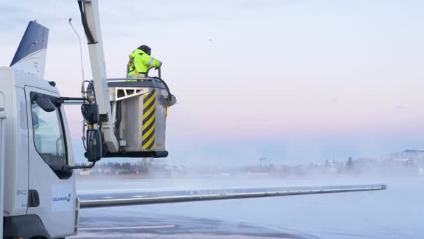 飞机机翼上喷涂除冰 防离子液体以防止飞机落日 黄昏时结冰 — 图库视频影像