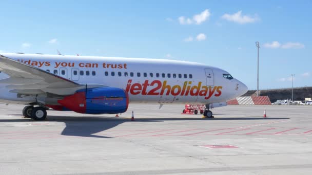 Авиакомпания Jet2 Boeing 737 Припаркованная Аэропорту Стоящая Солнечный Тихий День — стоковое видео