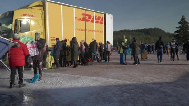 Tłum Narciarzy Przygotowujących Się Vasaloppet Tjejvasan Cross Ski Competition Wide — Wideo stockowe