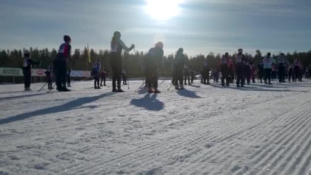 在Vasaloppet Tjejvasan十字滑雪比赛开始缓慢 低角度宽射门的滑雪者人群 — 图库视频影像