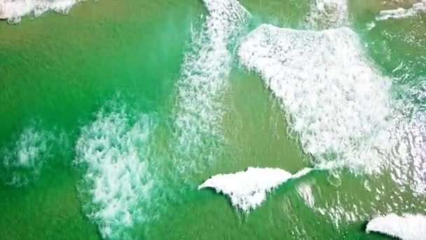 Aerial Drone Shot Ocean Tilting Reveal Sandy Beach Coastline Byron — Stock Video