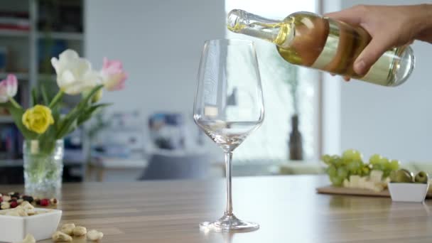 Witte Wijn Een Glazen Beker Gieten — Stockvideo