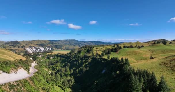 Aerial Hovers Densely Forested Escarpment Winding Country Road — Video Stock