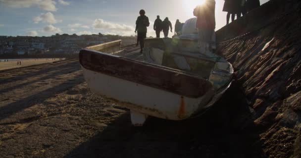 Old Fishing Boat Aground Coast Ives Cornwall England Tourists Walking — Stok video