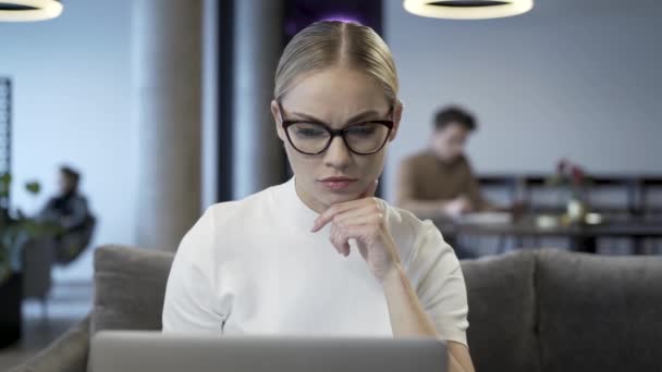 Young Confident Businesswoman Sitting Front Laptop Computer Look Screen Person — Vídeo de Stock