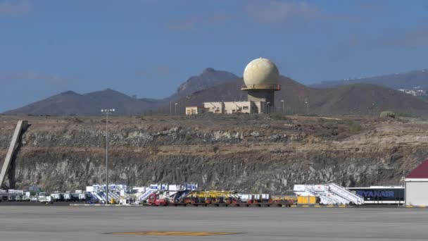 Motorista Trator Reboque Bagagem Aeroporto Vazio Preparando Para Novas Peças — Vídeo de Stock