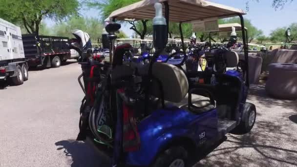 在装有两个装满水的高尔夫球袋的高尔夫球车周围旋转 亚利桑那州Scottsdale灰鹰高尔夫球场 — 图库视频影像
