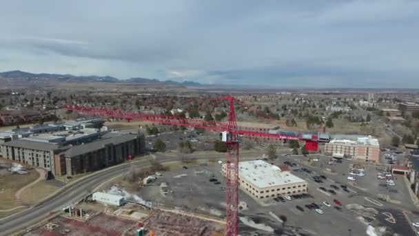 Drone Flight Tall Crane Capturing Denver Colorado Suburb — Vídeos de Stock
