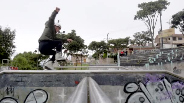 Mužský Válec Skákací Rampa Skatepark — Stock video