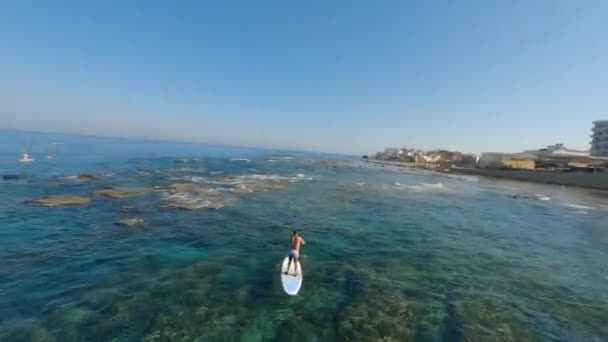 Fpv Drone Che Vola Attraverso Gruppo Giovani Paddle Surf Una — Video Stock