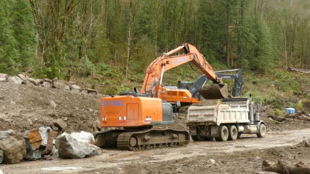 Large Track Hoe Excavator Filling Dump Truck Rock Soil — Stockvideo