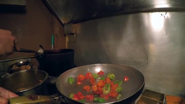 Hände Der Kontrolle Gießen Gemüsepfanne Und Curry Tofu Wobei Die — Stockvideo