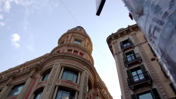 Barcelona Spanien Blick Auf Charakteristische Historische Gebäude Stadtzentrum Mit Blauem — Stockvideo