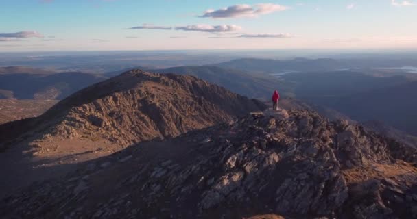 Aerial Shot Back View Young Hiker Mountain Range Close Madrid — Vídeo de stock