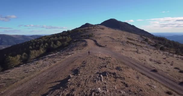 Aerial Shot Back View Young Hiker Mountain Range Close Madrid — Vídeos de Stock